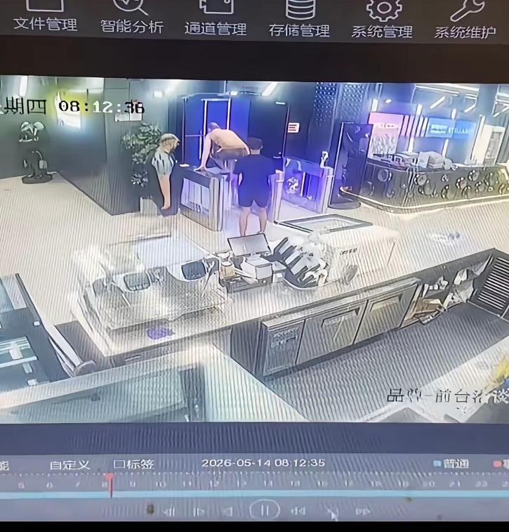 上海滩再度爆出震碎三观的都市奇闻，这次的主角同样栽在了KTV包厢里。 杭州有