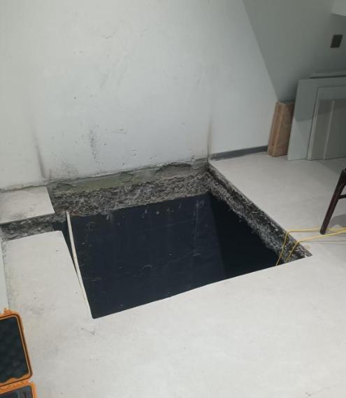 必须严惩！长沙，一男子住在1楼，正好和自家地下室挨着，于是“灵机一动”，竟然凿穿