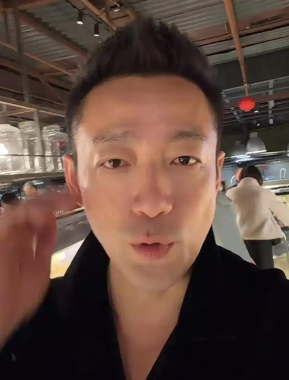 小菲凌晨三点挺着九个月肚子给汪大爷煮面，油烟一呛就蹲地干呕，老头刷着手机装没看见