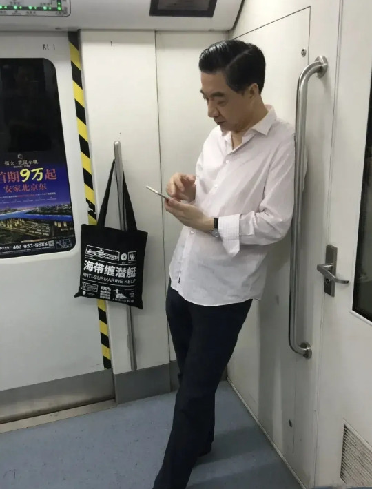 局座哪个黑袋子是你的吧