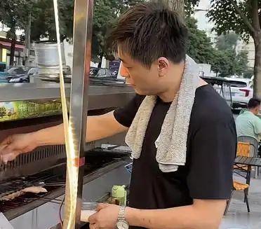 世上真的有这么多巧合吗？那位撞脸张雪峰的河南烧烤师傅又更新视频了，他女儿居然和张