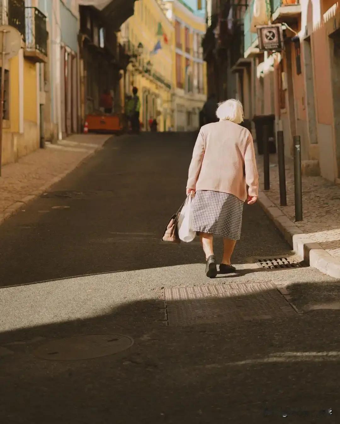 养老的真相太扎心：能自理是福，躺平是劫！这话听着残酷，却是戳破现实的大实话