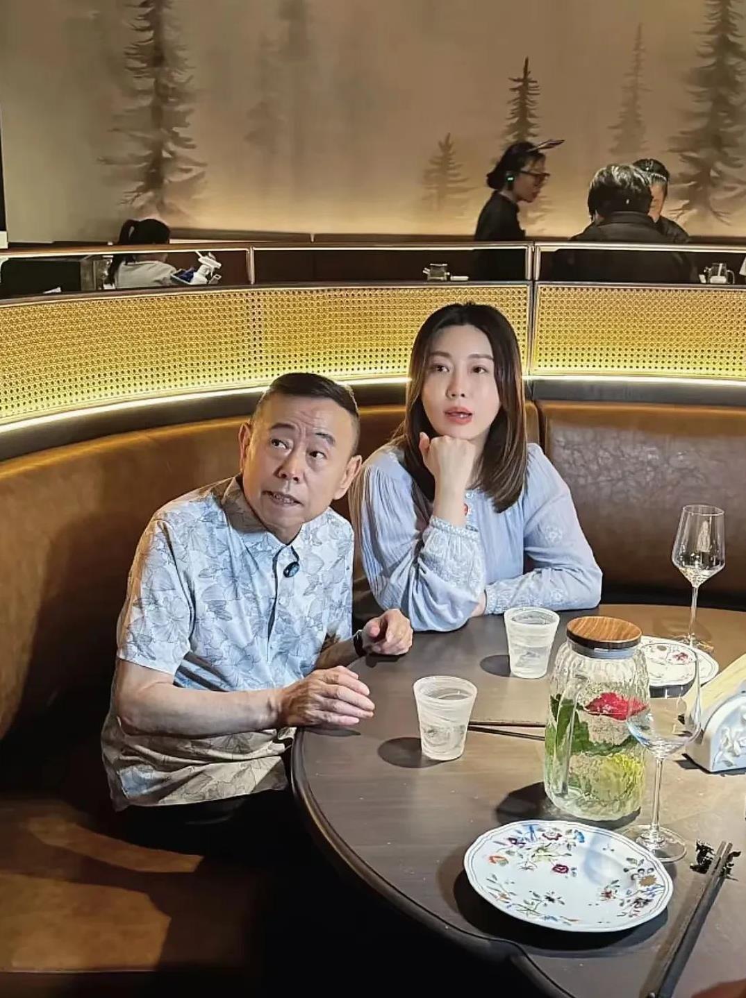 潘长江携女儿现身北京某餐馆，两人身着时尚潮服，青春活力四溢。潘长江笑容满面，脸庞