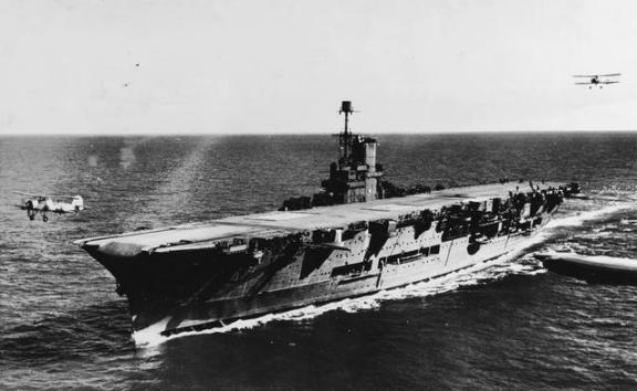 二战时期，日本有25艘航母，被击沉24艘，美国有151艘航母，被击沉11艘。