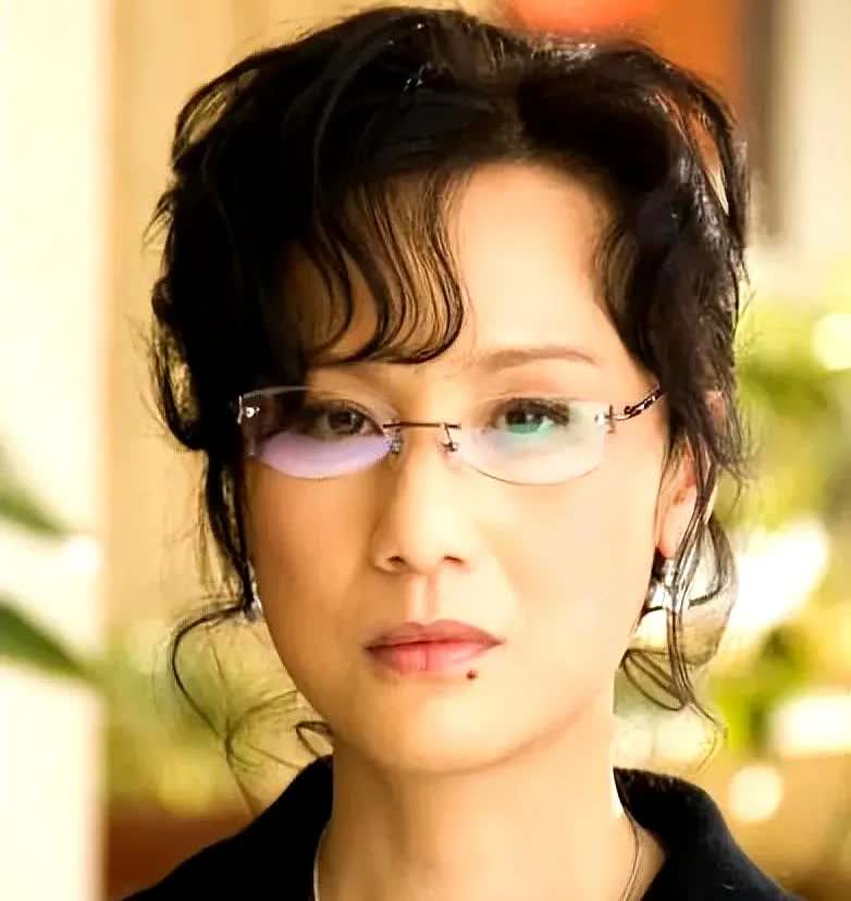 朱媛媛，女，著名女演员，51岁因癌症去世，嘴角有痣；李建群，女，著名女演员，63