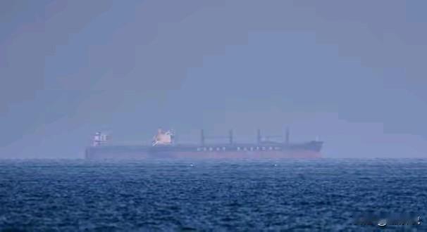 美军太狂了，直接朝伊朗的船开了枪，以为逮着个大鱼。可还没高兴几分钟，伊朗革命卫队