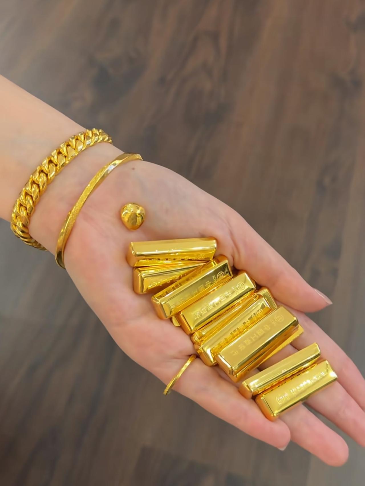 昨天买黄金的人，现在估计大腿都快拍肿了，昨天金价1067/克，以为稳住了会接