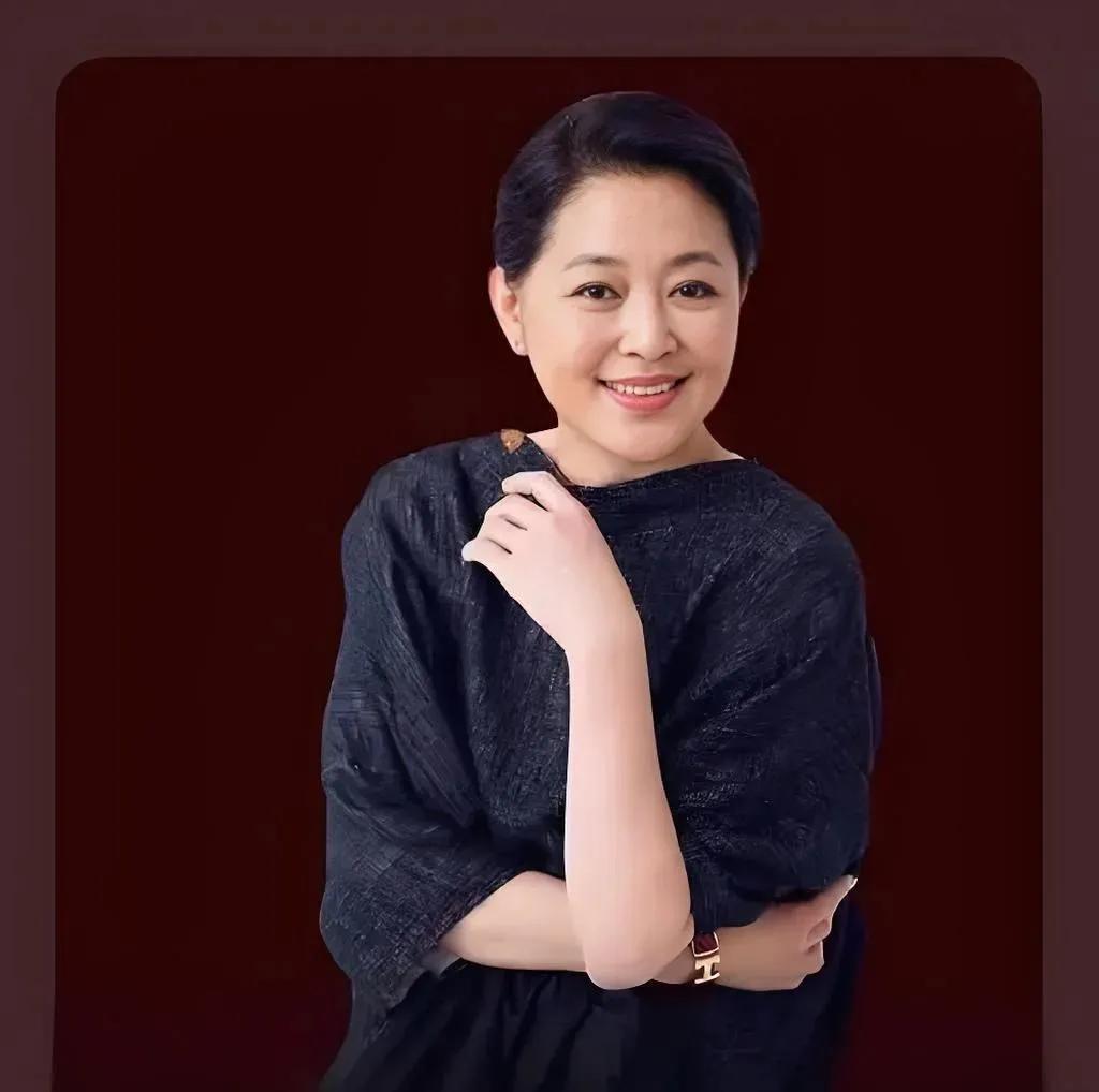 倪萍大概也没想到，年届七十的三婚丈夫杨亚洲，如今反倒成了全家人的骄傲。前不久他执
