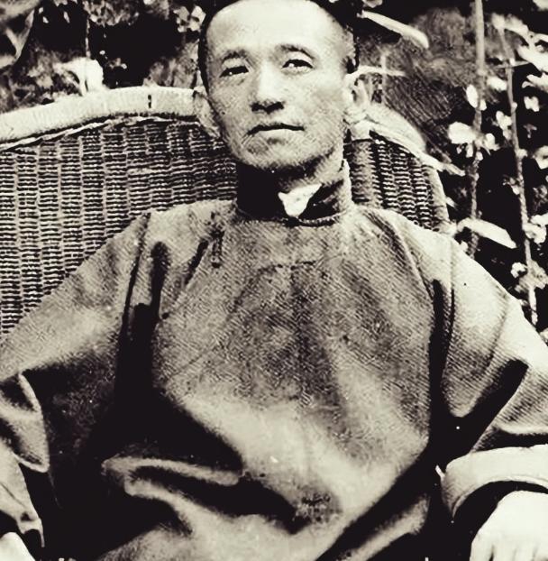 蒋介石一辈子只对一个人喊"先生"——不是宋子文，不是孔祥熙，而是一个身高一米六、