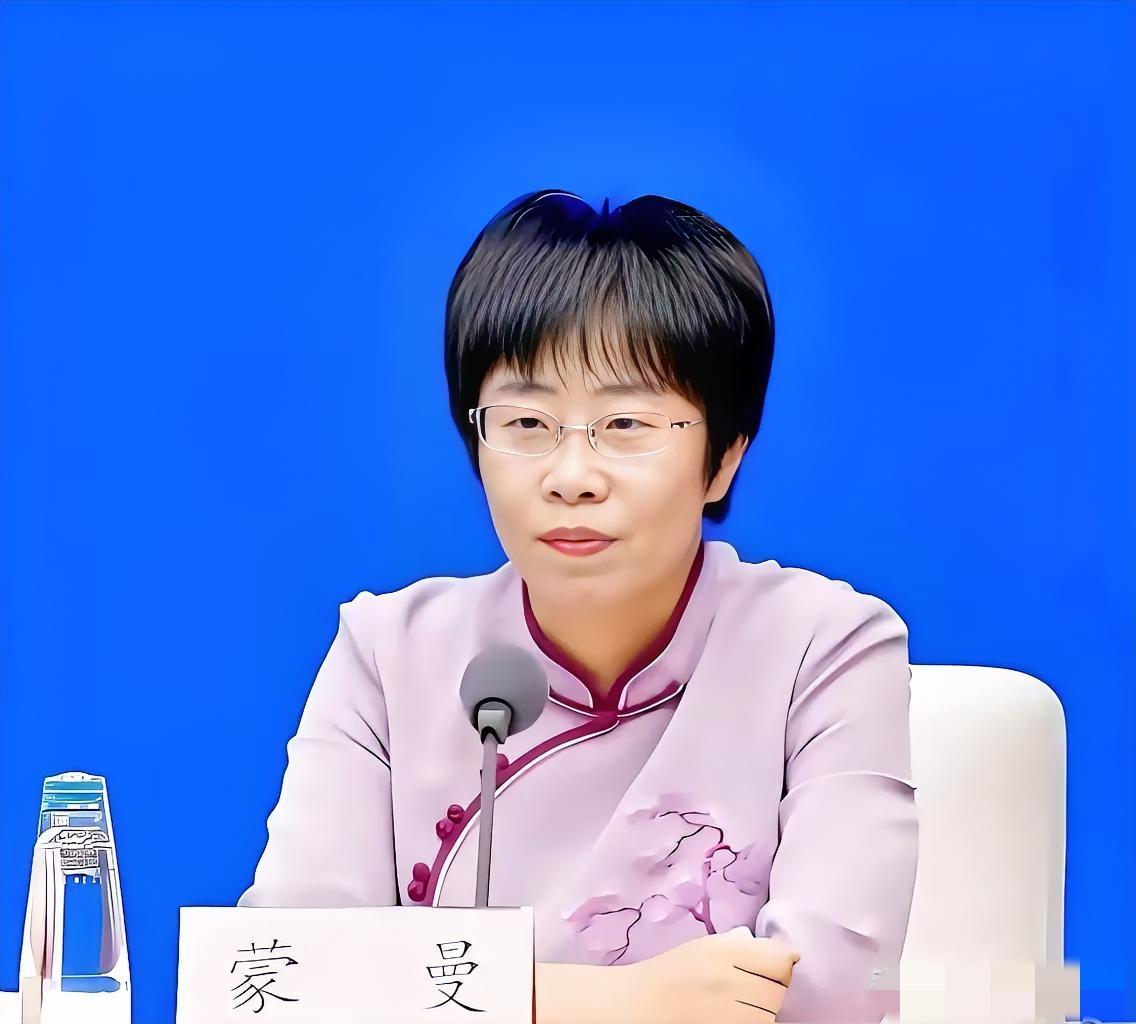 项立刚批蒙曼，说她是公众人物、妇联副主席，不该公开支持单身女性生育。评论区有