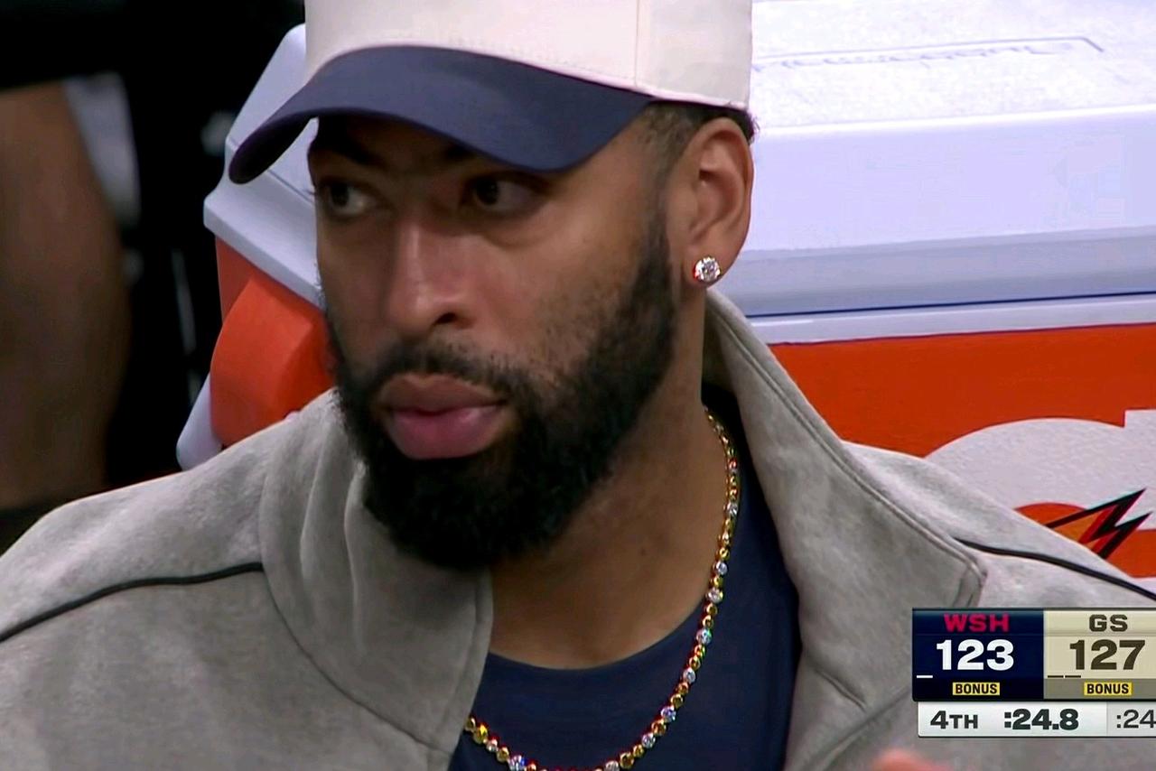 浓眉戴维斯真的有点落寞了！在勇士主场迎战奇才的比赛中：末节奇才输球毫不意外，当直