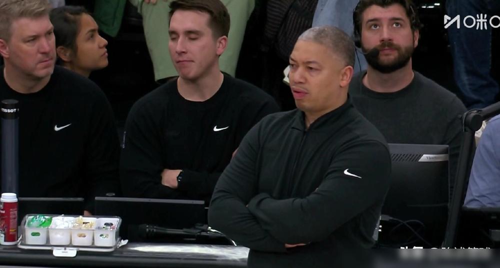 快船4连败，全网都慌了，以为伦纳德膝盖又废了？我告诉你，更衣室传出来的消息，根本