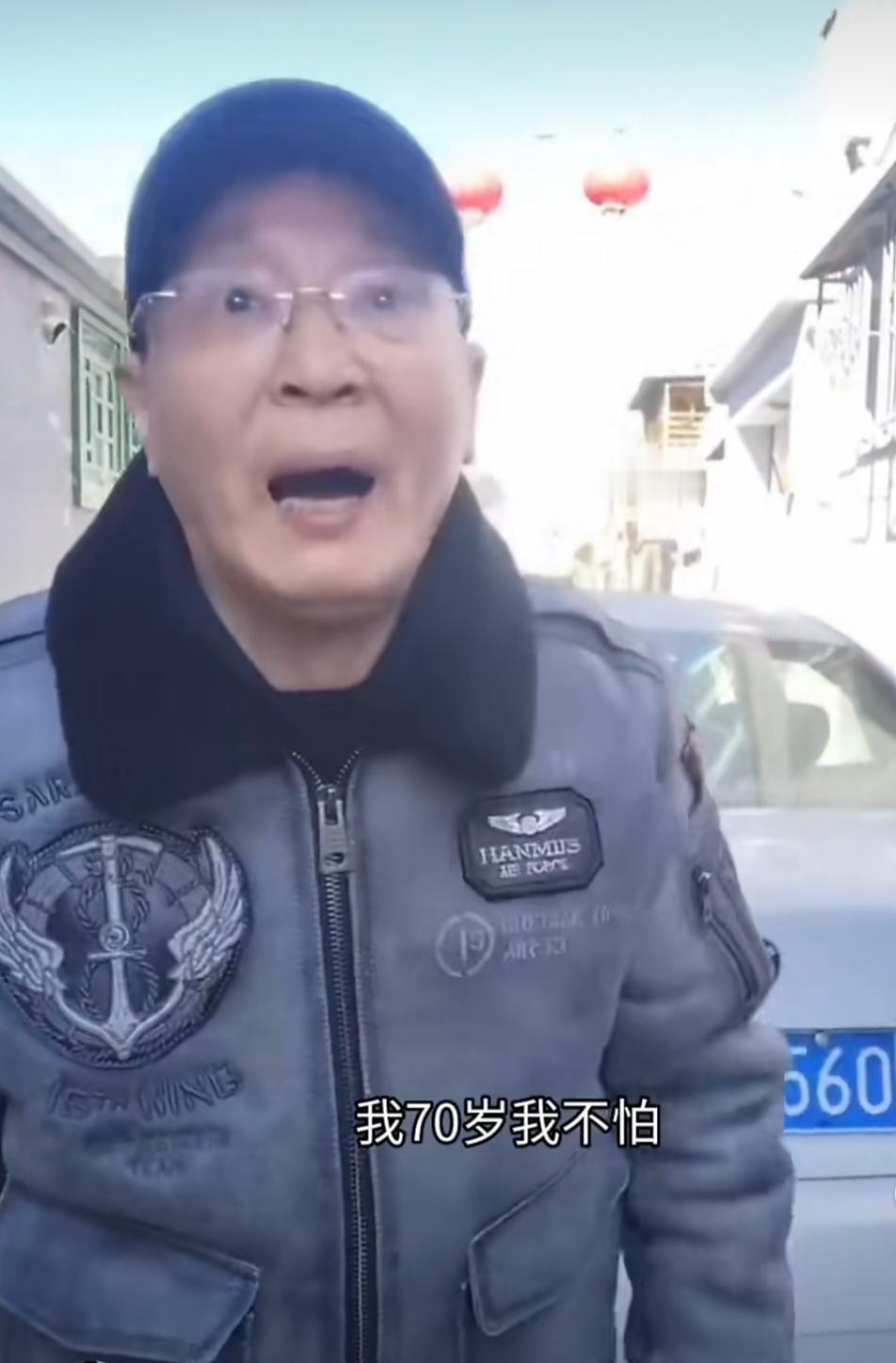 北京大爷把宝马车停在胡同中间挡路，连自行车都过不去，后面的外卖小哥肯定也过不去了