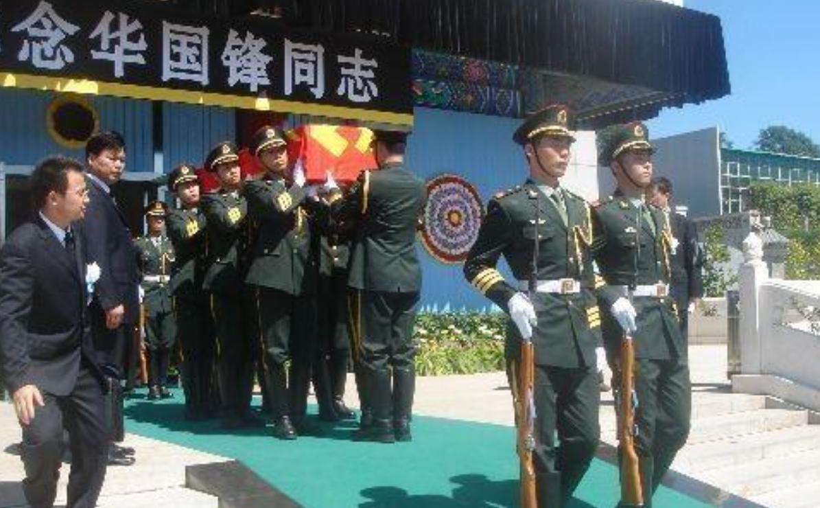 2008年8月20日，华国锋同志不幸逝世。第二天，李敏与唐闻生专程前往