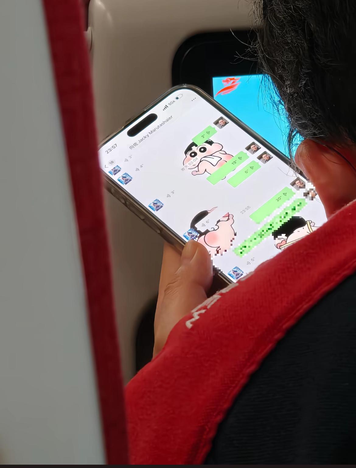 确认了！向佑目前的确没有得到向太的经济援助返回居然乘坐经济舱，而且他的聊天背景