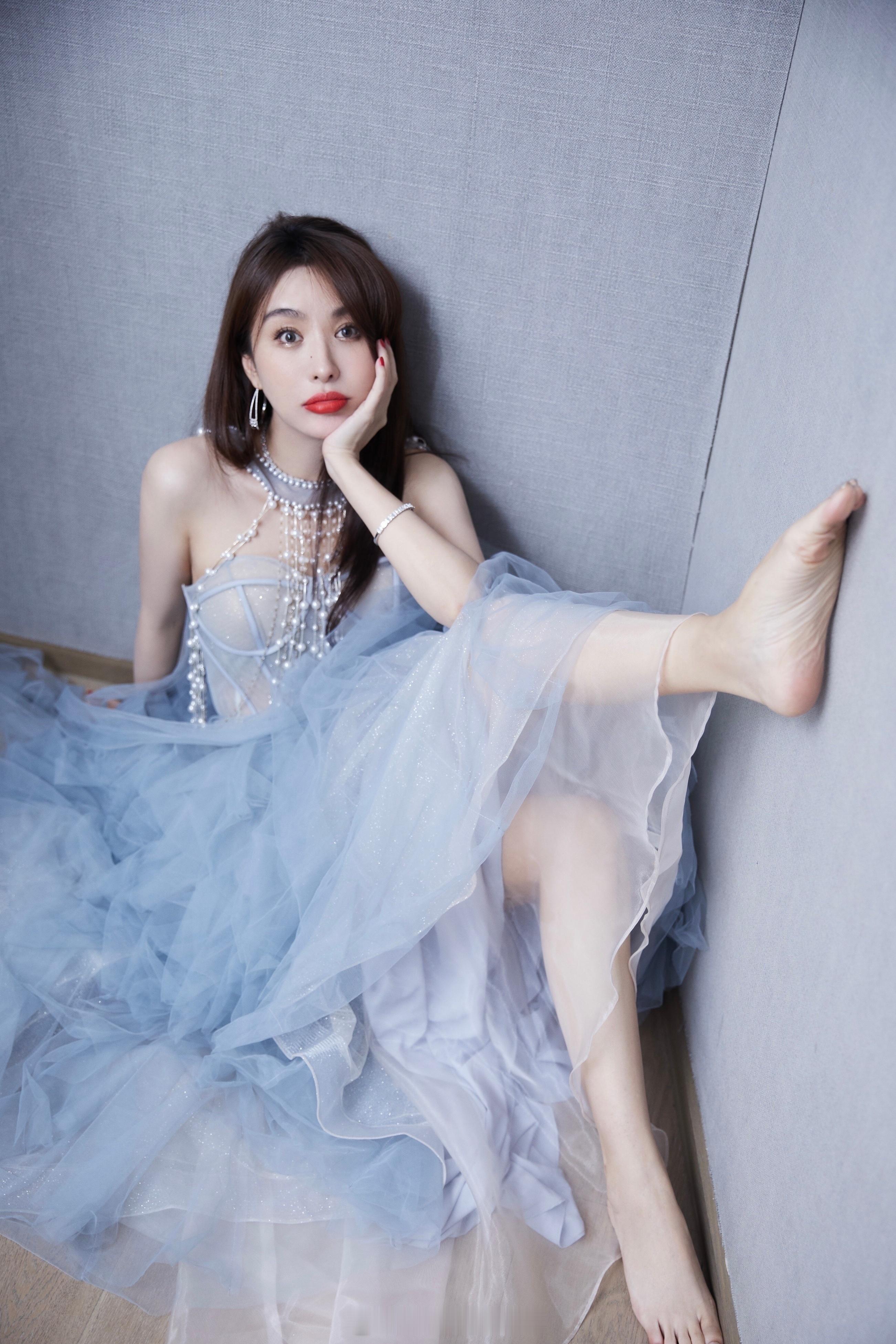 李菲儿红唇纱裙小脚丫很可爱​​​