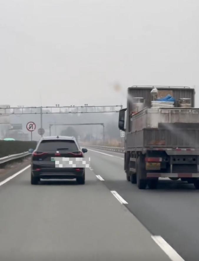 我实在搞不懂，那些在高速上跟大车并排开的人，心里是怎么想的？ 国庆高速，两车