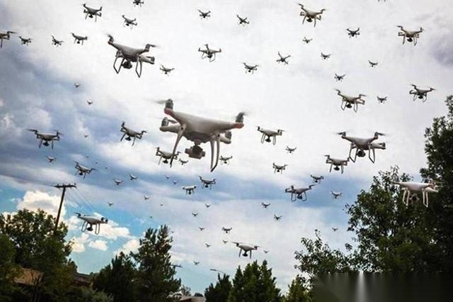 乌克兰这次算是下了血本，上千架无人机对着莫斯科连轰了三天三夜。本来指望靠“饱和式