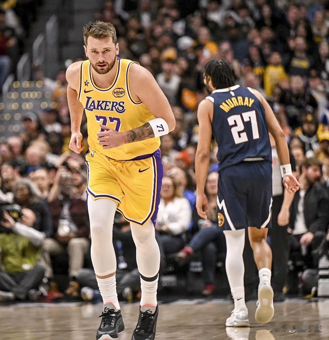 湖人逆转掘金，聊三件事。1，陌生！湖人靠防守赢了一场关键比赛！湖人上半场的防