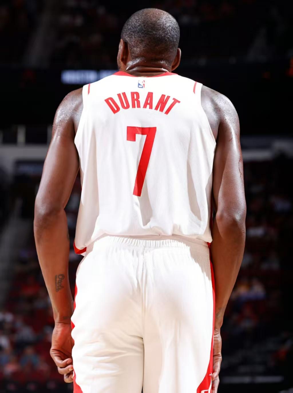 21记三分+38次助攻，马刺这群年轻人下手太重了马刺145-120大胜火箭；西