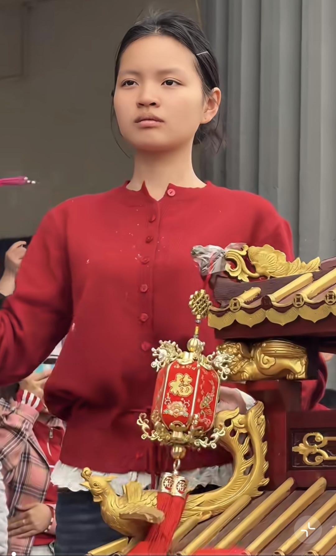 今年游神活动，着实上演了一幕让人有些唏嘘的场面。那位坚守了十年的“小妈祖”，