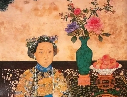 1680年，康熙在惠妃宫中，遇到一个倾国倾城的小宫女，就想宠幸她，可是小宫女却拒