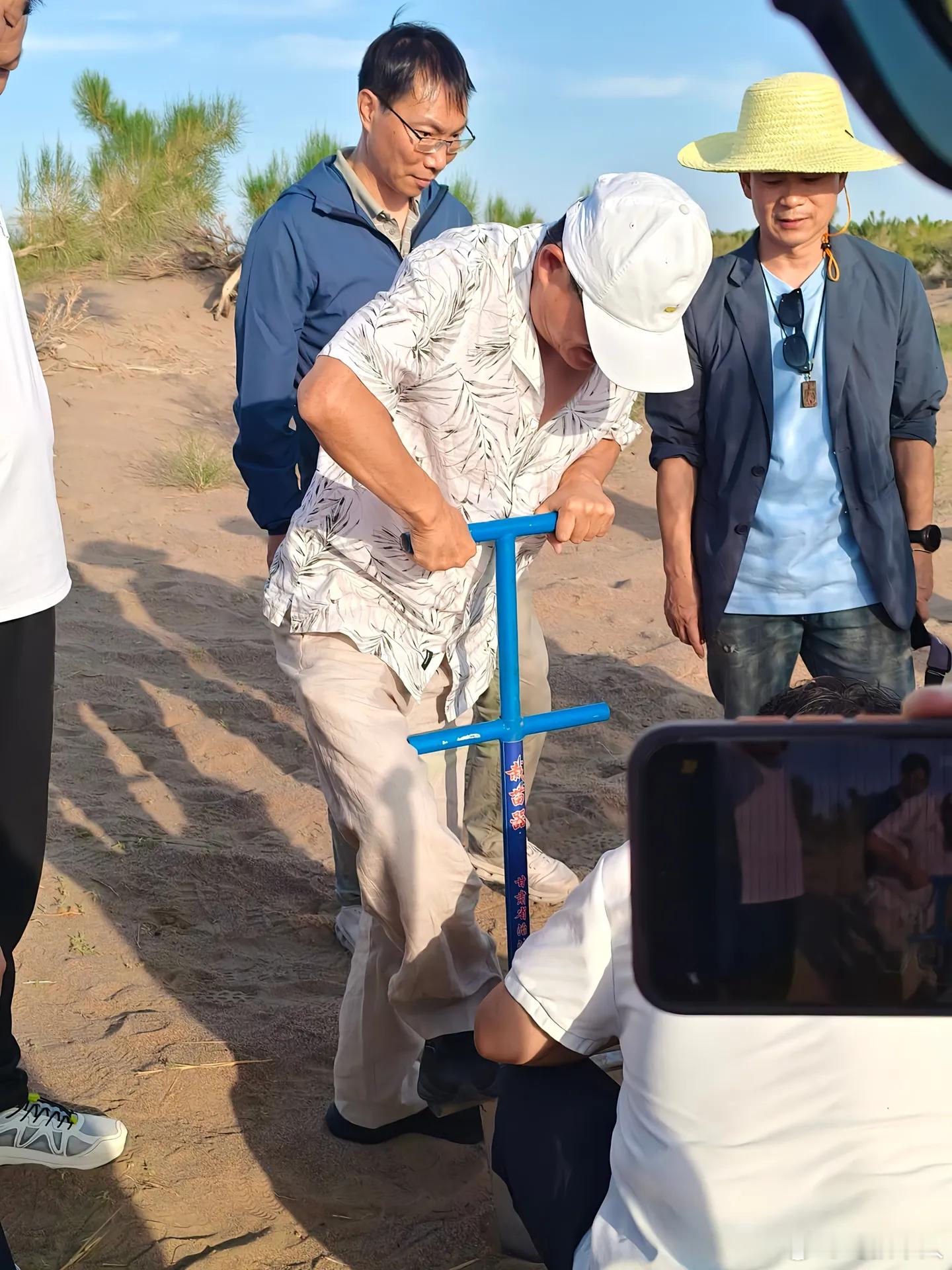 马云去甘肃民勤了，10年了，马老师还记得蚂蚁森林的承诺，没忘记减碳的初心，也算是