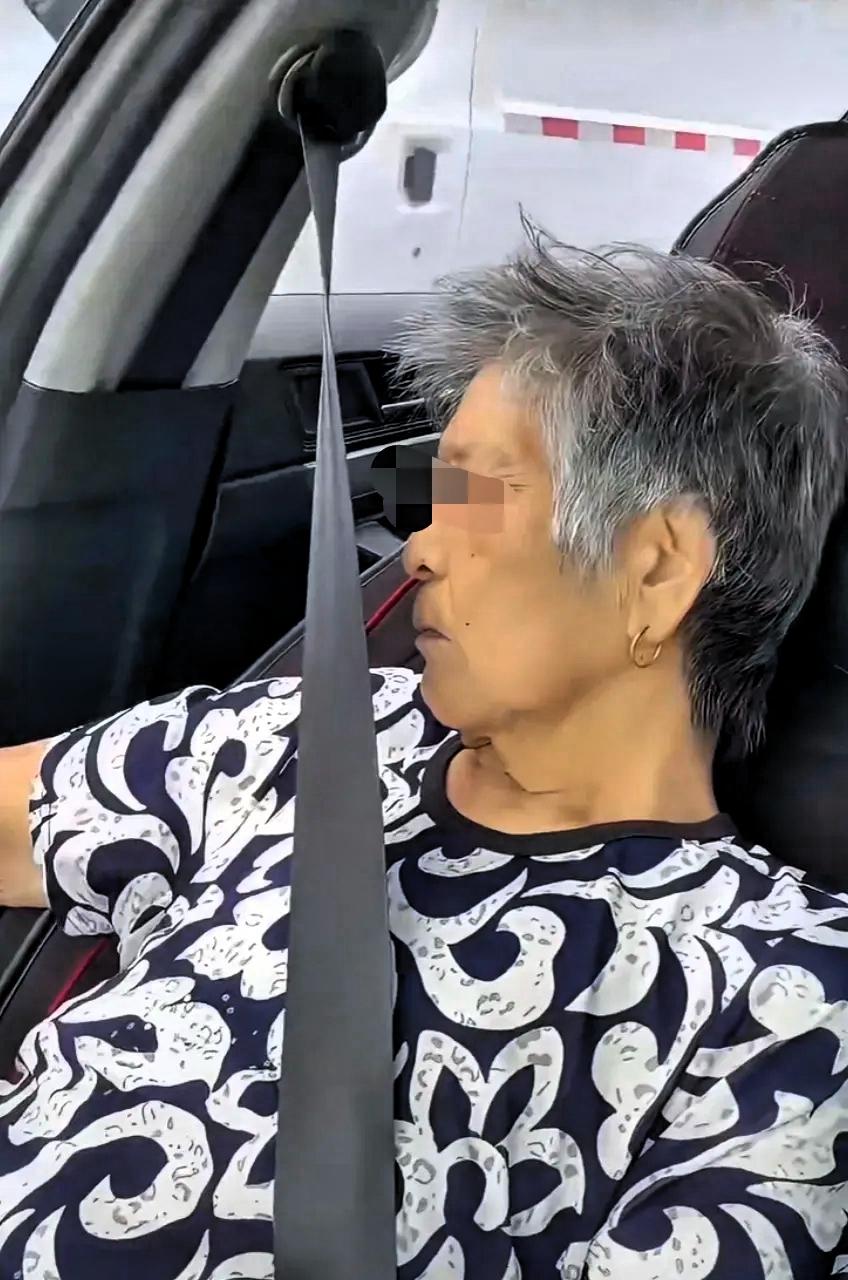 这样的意外让人难以接受！男子开车接母亲回家，母亲坐在副驾驶，路上母亲还反复叮嘱