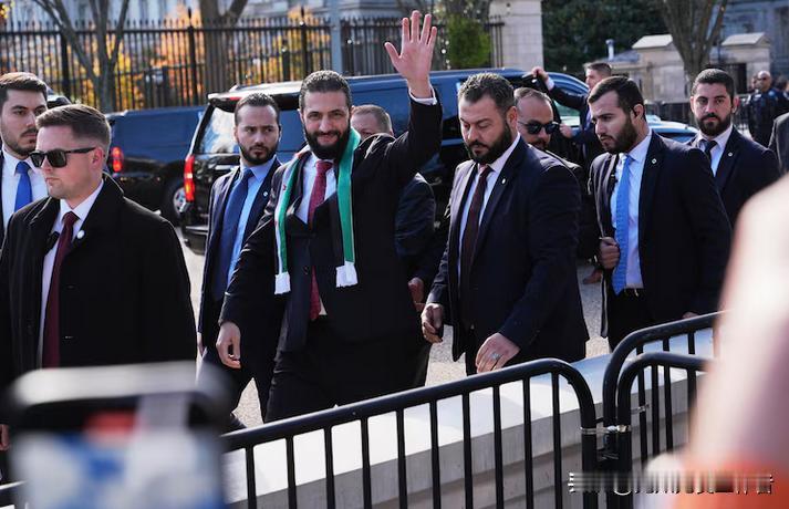 叙利亚总统艾哈迈德·沙拉在本国一众保镖的护卫下，从容轻松地走在华盛顿街头，在白宫