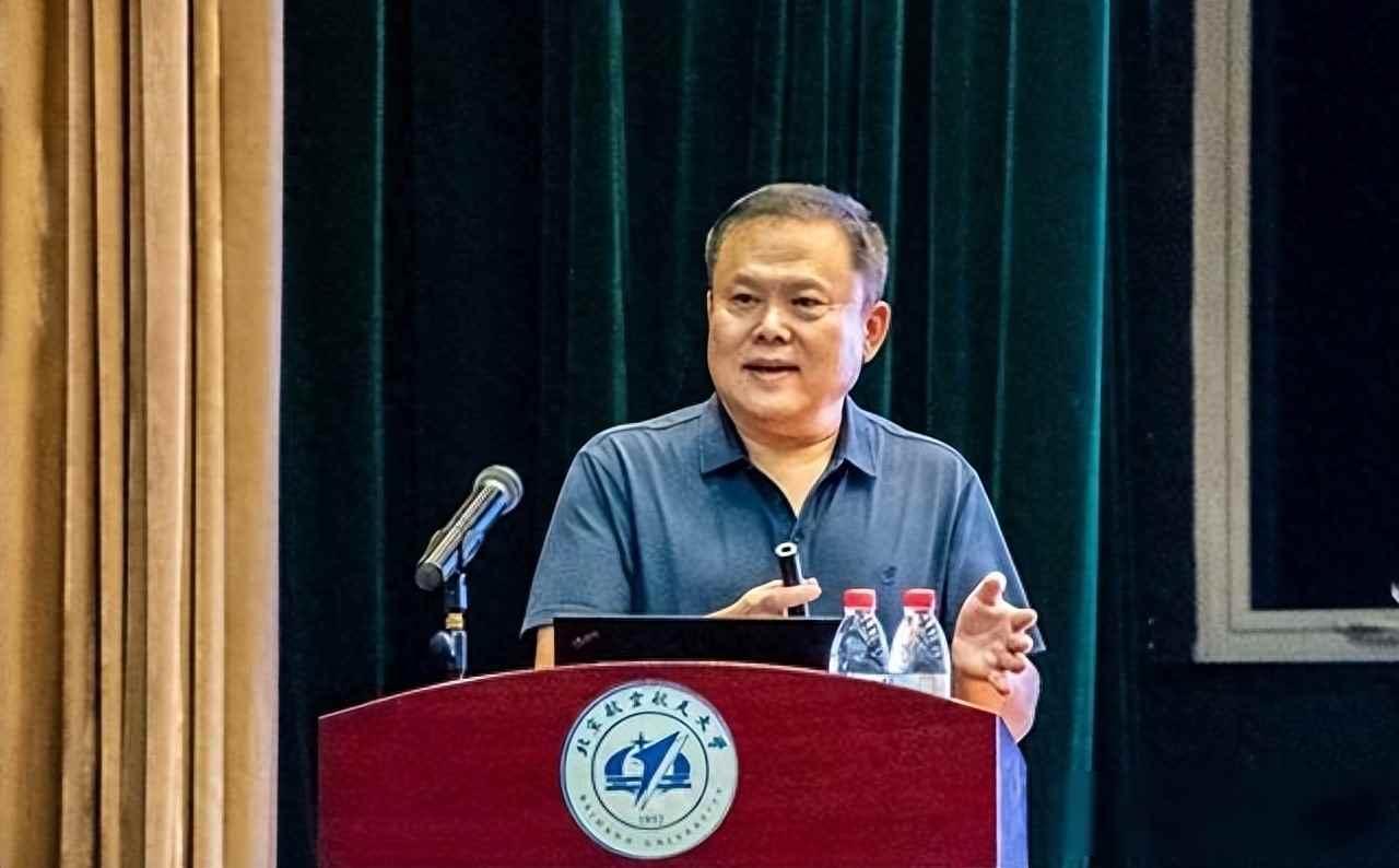 歼-36四个月飞四架，美国六代机还在画图纸，中国飞机开始“插卡升级”了202