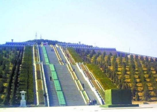 2011年，修建了两年的华国锋陵墓终于竣工了，事后一统计，一共花费了1200多万