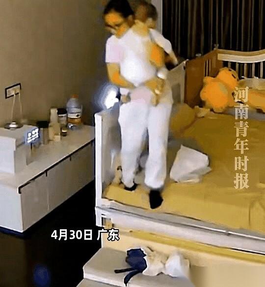 广东一户人家的监控，突然在网上炸开了锅。画面里，保姆抱着一个才七个月大的婴儿，
