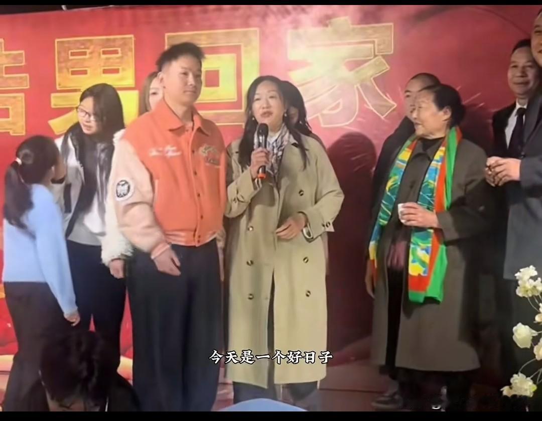 许建华的娘家真是太给力了。这次春节许建华带着4个孩子回娘家过年。在外公外婆家，给