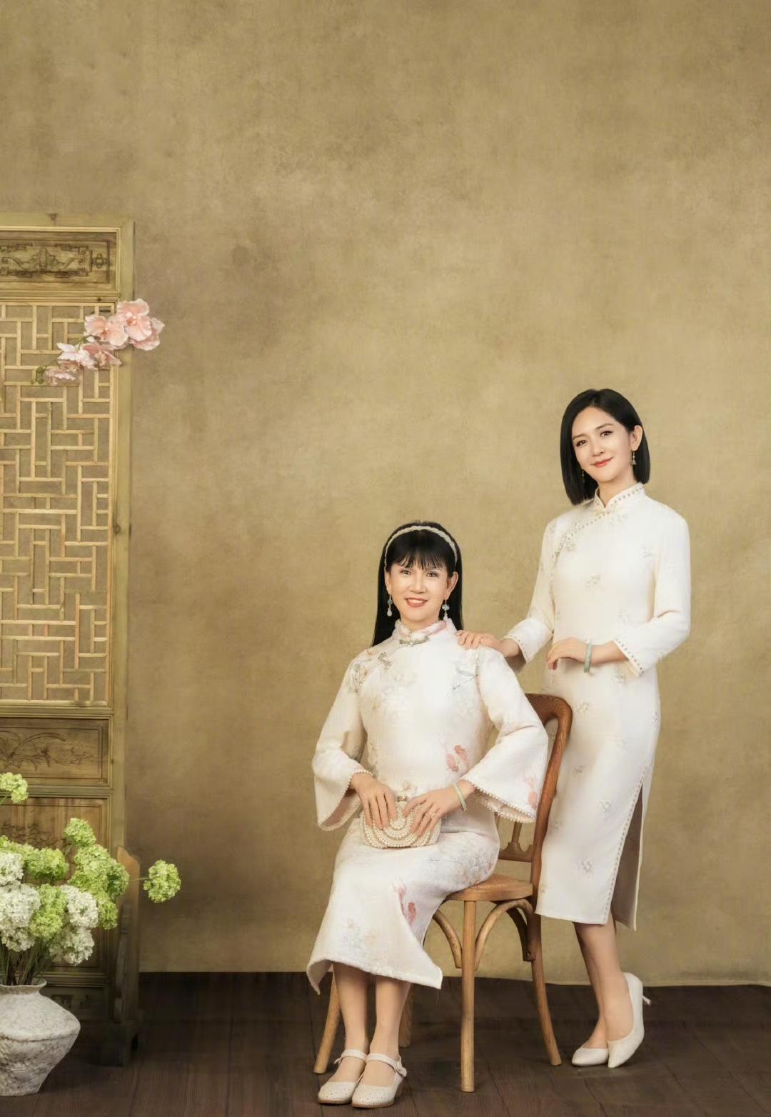 谢娜和妈妈同框，一眼看去还以为是姐妹俩呢，不得不说谢娜的妈妈真显年轻，也是大美人