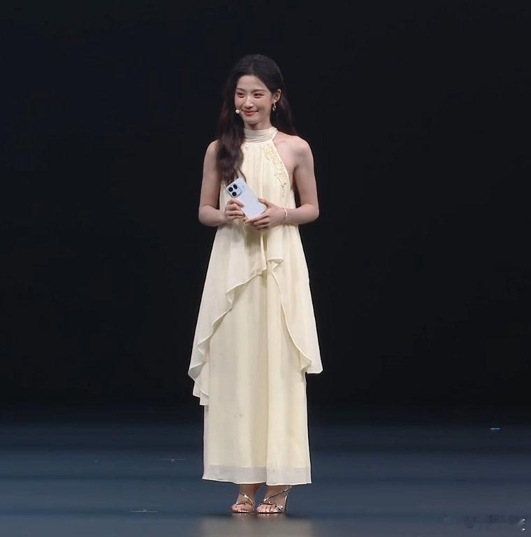 OPPO这审美！卢昱晓现场真人也忒好看了~🤩​