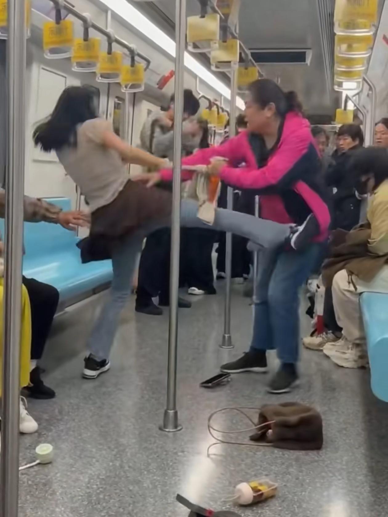 为了一个地铁座，俩女人从站着打到跪上海地铁这一幕看得我窒息．..就为了一个座