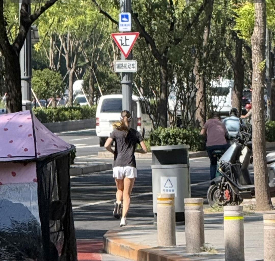 谷爱凌北京街上跑步，黑短袖配白短裤，扎着高马尾，一点偶像包袱都没有！背