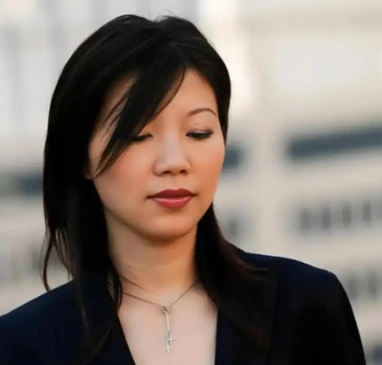 2003年，24岁的梁彩端接过两家企业的管理权，成了恒宇电子和恒康电子的负责人。