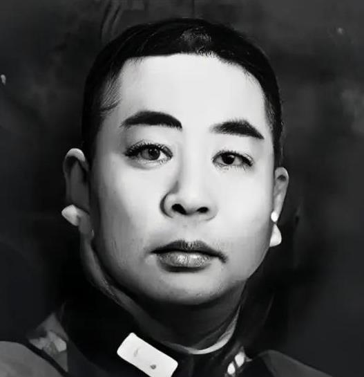 1959年，国民党中将刘嘉树在功德林监狱半夜上厕所，发现身后有个白衣女子，吓得他