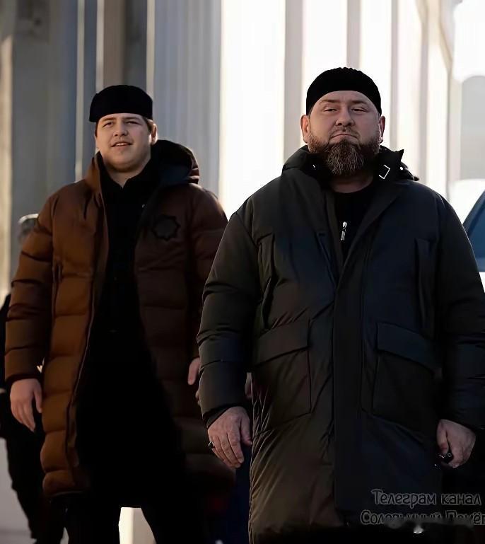 这台轿车发生了爆炸，车的前面已经炸没了，可见爆炸的威力是相当大的，据说这台车被别