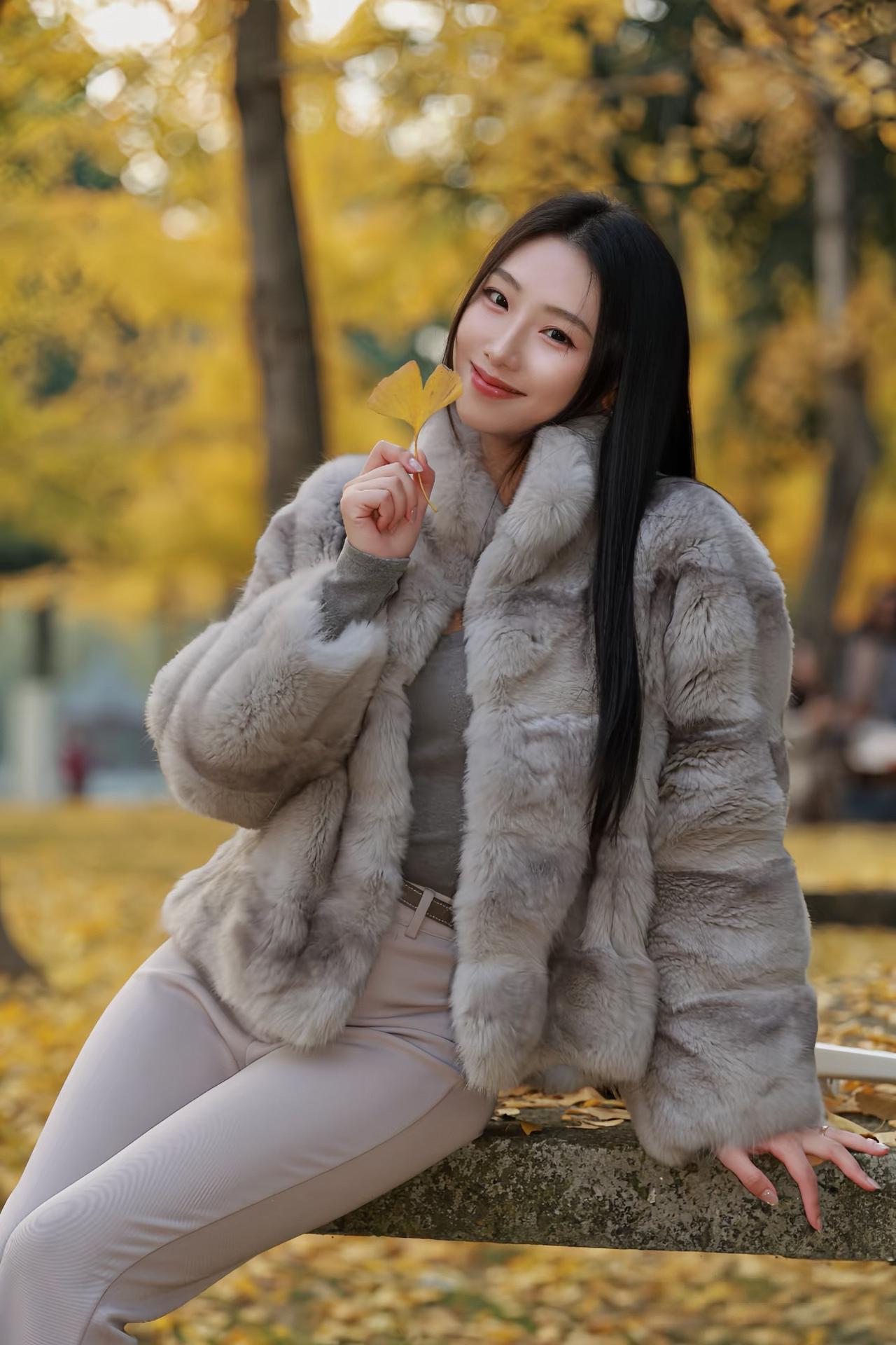 轻抚落叶，温柔微笑