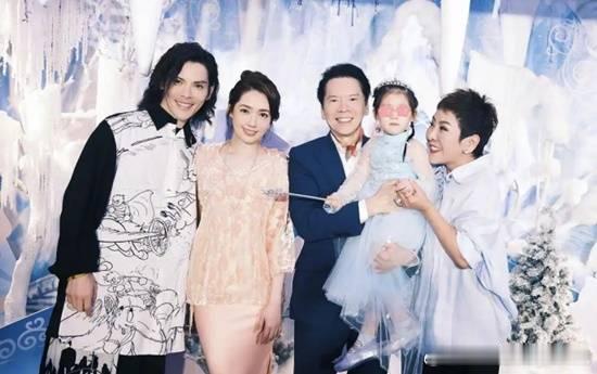 向华强说向佐郭碧婷没谈彩礼直言旧风俗过时据新浪娱乐报道，向华强在视频中谈及结婚