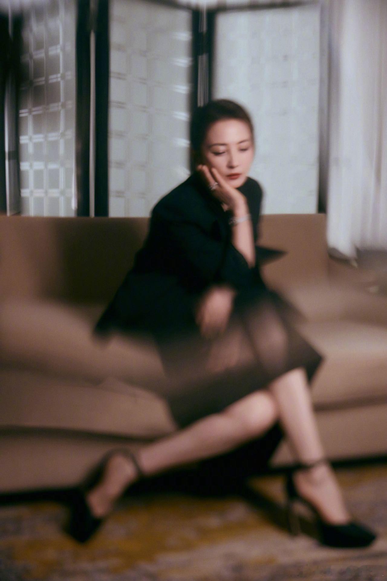 蒋勤勤贵女气质被蒋勤勤这组造型狠狠惊艳！利落黑西装沉稳大气，细碎钻饰悄悄流露奢
