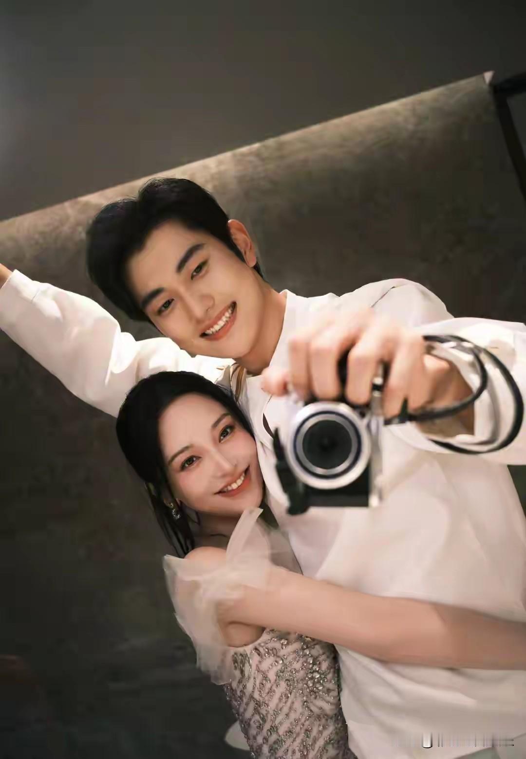 金莎被小17岁男友求婚了，原本被嘲母子恋的一对情侣终于要修成正果了。看来没有