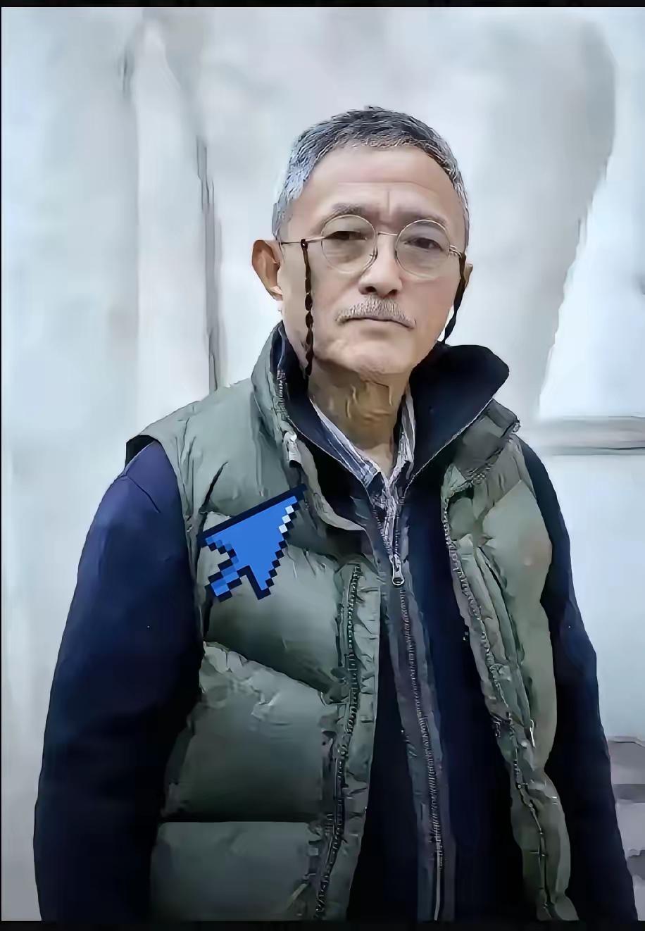 看到新立的秋瑾雕像，心里咯噔一下。这尊像的模样，和教科书里鉴湖女侠就义前穿白