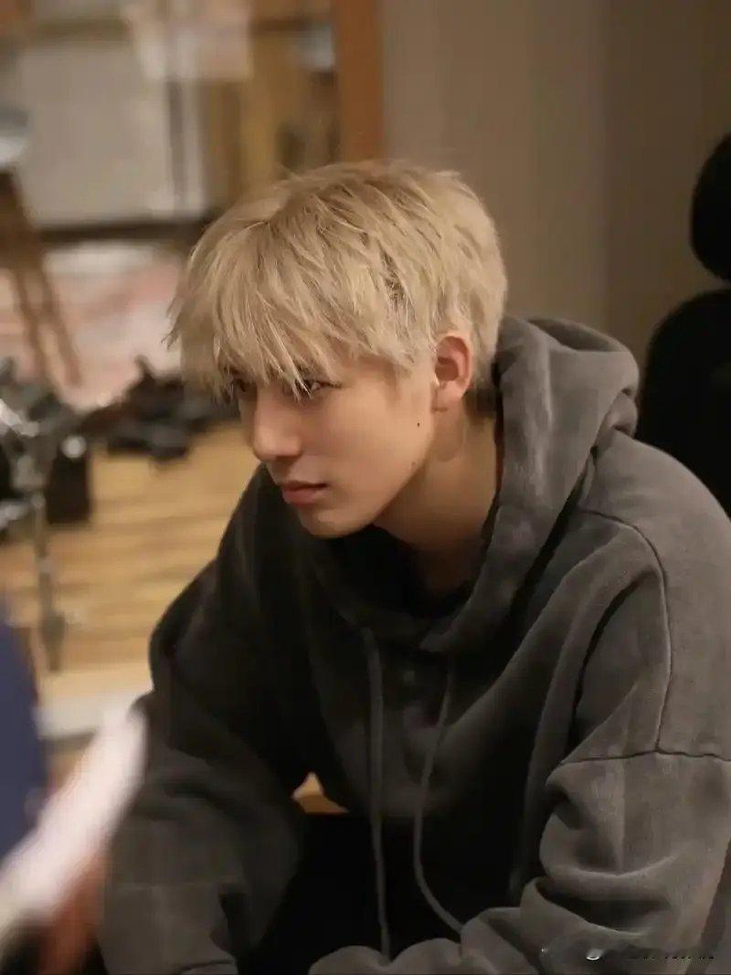 李诞初见王安宇被帅到失态原来长得好看真的有用！李诞说，在一次聚会上，第一次看到王