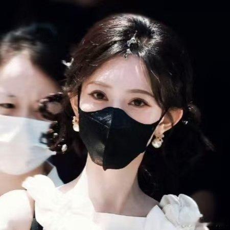 孟子义爱心双麻花辫孟子义萌成啥了你好星期六爱心双麻花辫也太会搭了吧！甜美的裙装