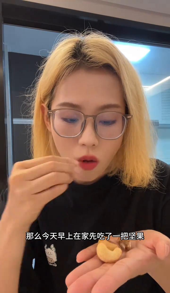 114斤到102斤,她没节食,没饿肚子,就靠两件事:吃对了,动对了。早上两个蛋