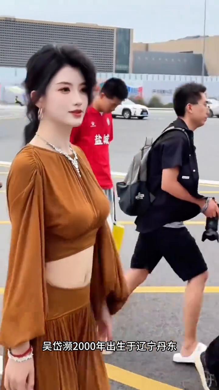 吴岱濒2000年出生于辽宁丹东，毕业于苏州大学表演艺术专业。身高一米七八，体重1