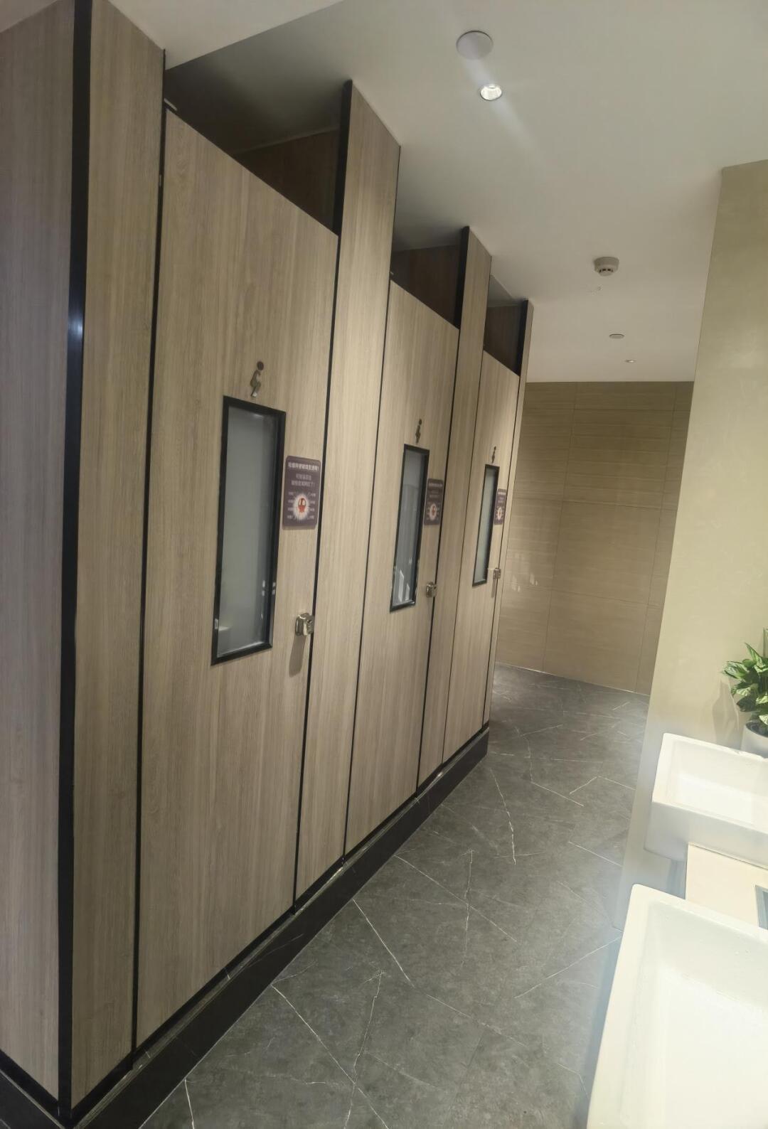 这事儿可有意思了！就前两天，网上好多人在传，说深圳罗湖区某个商场，厕所门竟然会变